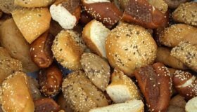 altes Brot und Semmeln