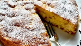 Apfelkuchen mit Rührteig und Puderzucker