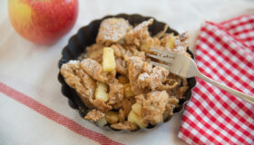 Apfel-Kaiserschmarrn mit Walnüssen in einer Schale traditionell serviert.