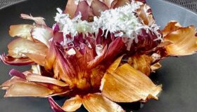 Frittierte Artischocke mit einer leckeren Aioli serviert.