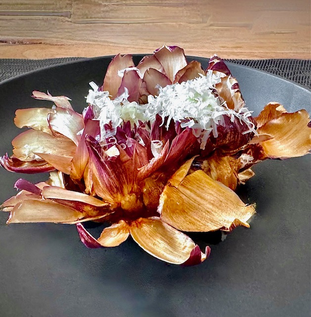 Frittierte Artischocke mit einer leckeren Aioli serviert.