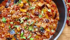 Auberginen-Tomaten-Ragout mit Oliven und Kapern in einer Hochrandpfanne von Pfannen Harecker gekocht.