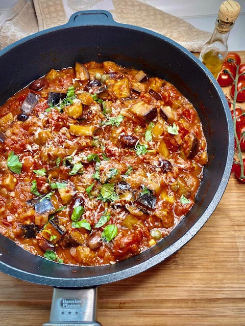 Auberginen-Tomaten-Ragout mit Oliven und Kapern in einer Hochrandpfanne von Pfannen Harecker gekocht.