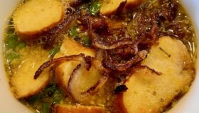 Aufgeschmolzene bayerische Breznsuppe in einem Suppenteller angerichtet und mit Schnittlauch garniert.