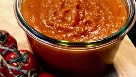 BBQ-Sauce selbstgemacht und einem kleinen Einweckglas serviert.
