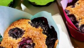 Blaubeer-Muffins in bunten Papierförmchen als leckerer Nachtisch oder einfach mal für Zwischendurch.