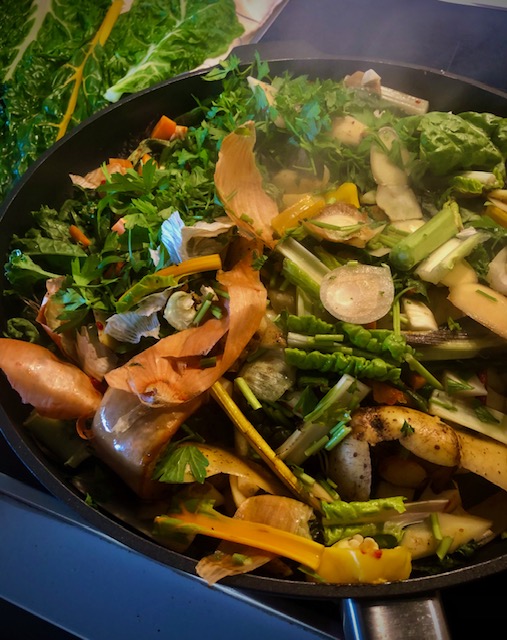 Duftendes Gemüse kleingeschnitten in eienr Pfanne für die Bratensauce.