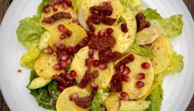 Caesar Salat vegetarisch auf einem weißen Teller angerichtet