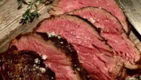 Chateaubriand perfekt zubereitet und in dünne rosa Scheiben aufgeschnitten.