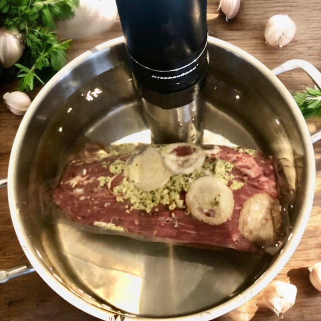 Ein vakuumiertes Chateaubriand in einem Topf mit Wasser beim Sous Vide garen.