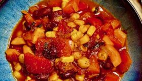 Chili sin carne - die vegetarische Variante, dekorativ serviert in einer Schale mit Fladenbrot