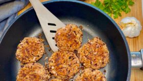 Eiweiss Power Frikadellen direkt aus der Pfanne mit frischem Kartoffelpüree.