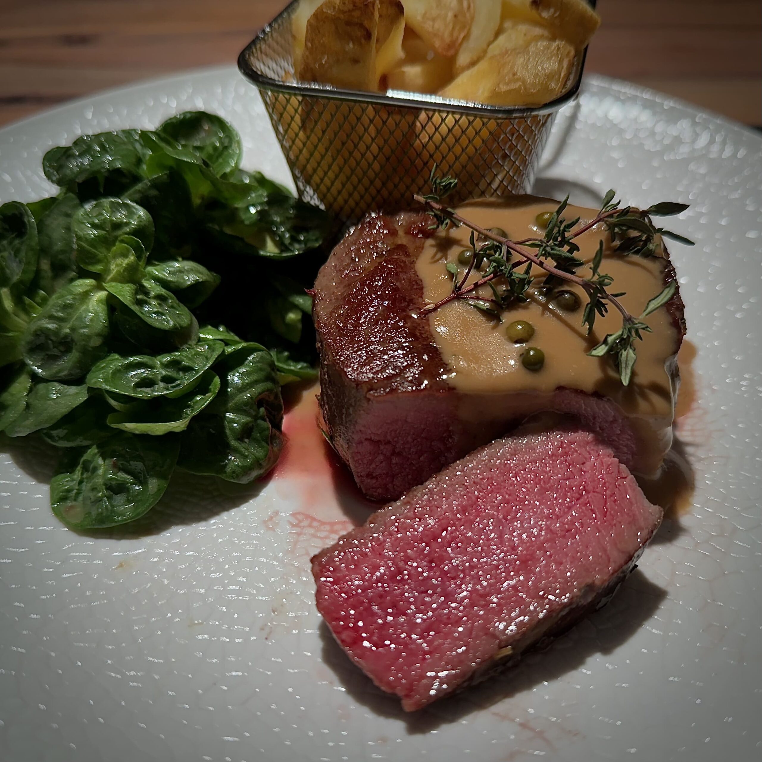 Entrecote mit Pfeffersauce mit der Sous-Vide-Garmethode gegart.