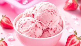 Protein-Erdbeereis mit einer Silikon-Eiswürfelform gemacht. Dazu frische Erdbeerstückchen.