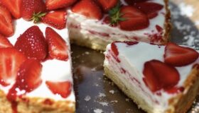Erdbeerkuchen mit Ziegenfrischkäse in der Coox Wunderform gebacken.