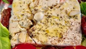 Feta mit frischen und getrockneten Tomaten, Knoblauch und Basilikum in einer Harecker Auflaufform im Ofen gebacken.
