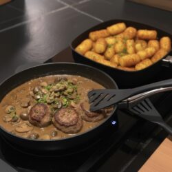 Herzhafte Medaillons in cremiger Pilzrahmsoße, garniert mit frischem Schnittlauch, begleitet von knusprigen Kroketten – ein Festmahl für die Sinne.