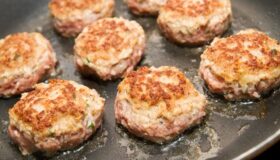 Fleischpflanzerl mit Feta-Käse in der Pfannen Harecker Pfanne gemacht.