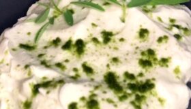 Der perfekte Dip oder Brotaufstrich aus Frischkäse und Schabzigerklee Pulver zubereitet und in einer dunklen Schale angerichtet.