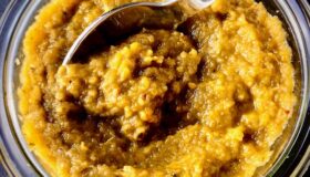 Gemüsebrühe-Paste selber zubereitet. Im Einmachglas hält sie mehr als 4 Monate lang frisch.