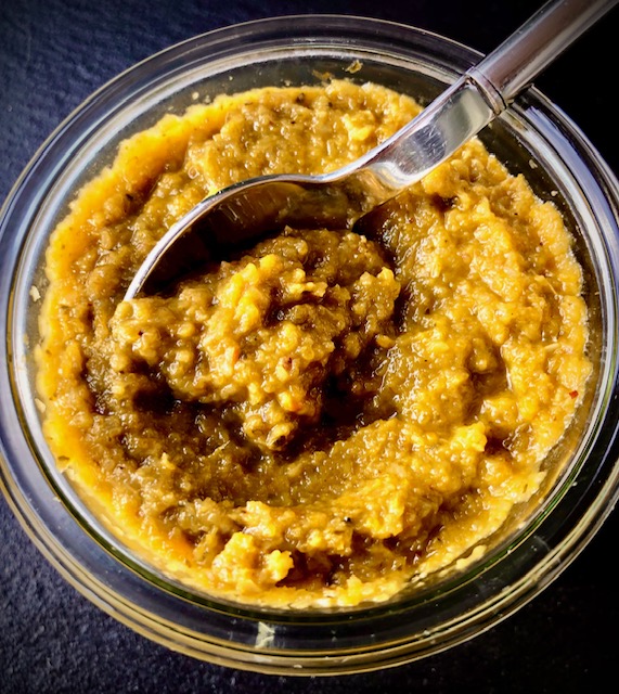 Gemüsebrühe-Paste selber zubereitet. Im Einmachglas hält sie mehr als 4 Monate lang frisch.