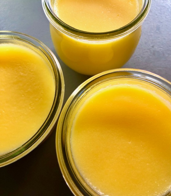 Fertiges Ghee in Gläsern abgefüllt und ausgehärtet.