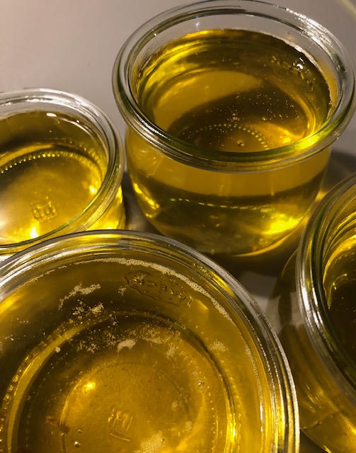 Fertiges Ghee noch heiß in drei Gläsern abgefüllt.