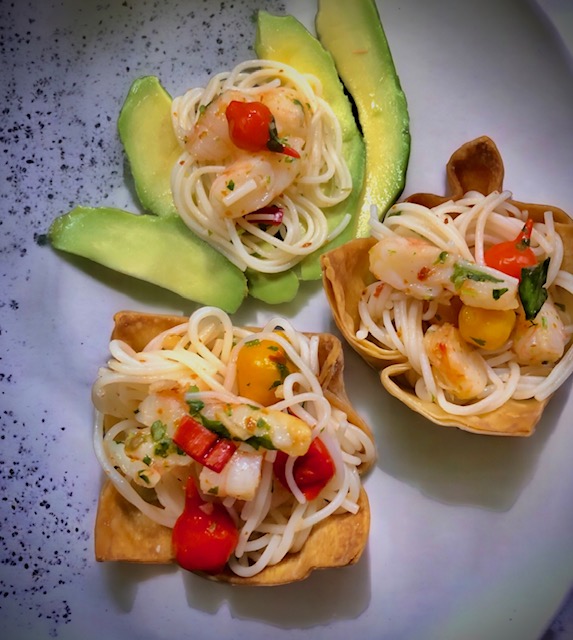 Glasnudel Salat mit Garnelen in einem Wan Tan Körbchen serviert.