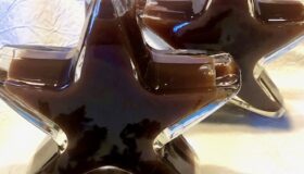 Glühwein-Sirup in einer dekorativen Stern-Flasche, auch zum Verschenken.