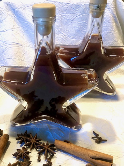 Glühwein-Sirup in einer dekorativen Stern-Flasche, auch zum Verschenken.