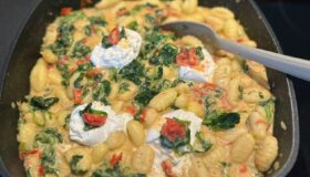 Gnocchi mit Tomaten-Spinat-Sauce und Burrata-Flecken in der Harecker Pfanne zubereitet