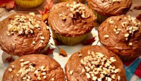 Hanuta Muffins mit Zartbitter-Konfitüre und gehackten Haselnüssen