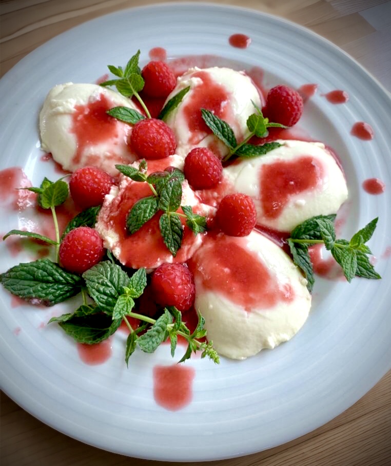 Himbeer-Panna-Cotta-auf-Teller