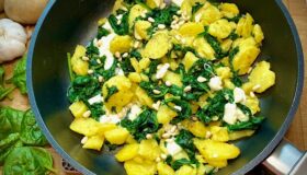 Kartoffel-Spinat-Pfanne aus frischen Zutaten gekocht.