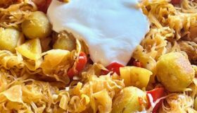 Gnocchi-Pfanne mit Sauerkraut und einem Klecks griechischen Joghurt serviert.