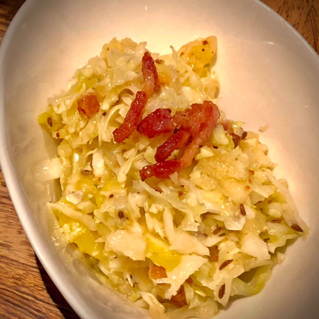 Krautsalat in einer weißen Schüssel serviert.