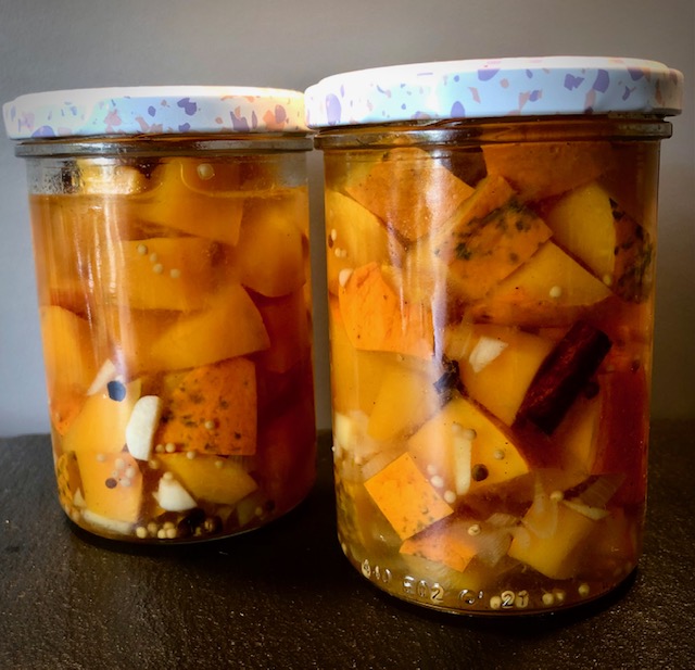 Kürbis eingemacht in Einmachgläsern.