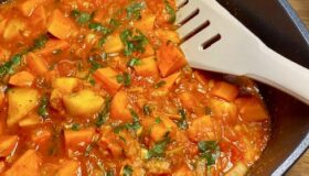 Kürbis-Gulasch - zubereitet in einer Viereckpfanne. Lecker und gesund.