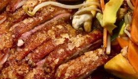 Kung Pao Ente mit gebratenem Gemüse in der Harecker Pfanne zubereitet.