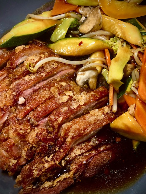 Kung Pao Ente mit gebratenem Gemüse in der Harecker Pfanne zubereitet.