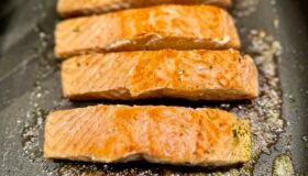 Lachs richtig braten in der Pfanne.