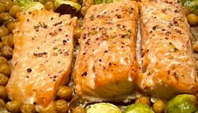 Lachs mit Kichererbsen und Rosenkohl im Ofen gemacht.