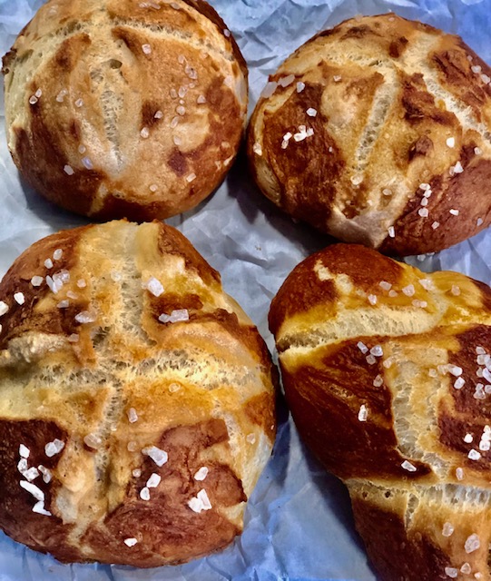 Selbstgemachte Laugensemmeln / Laugenbrötchen.