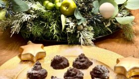 Lebkuchen ohne Mehl und Kristallzucker auf einem goldenen Teller angerichtet. Passt super zur Adventszeit.