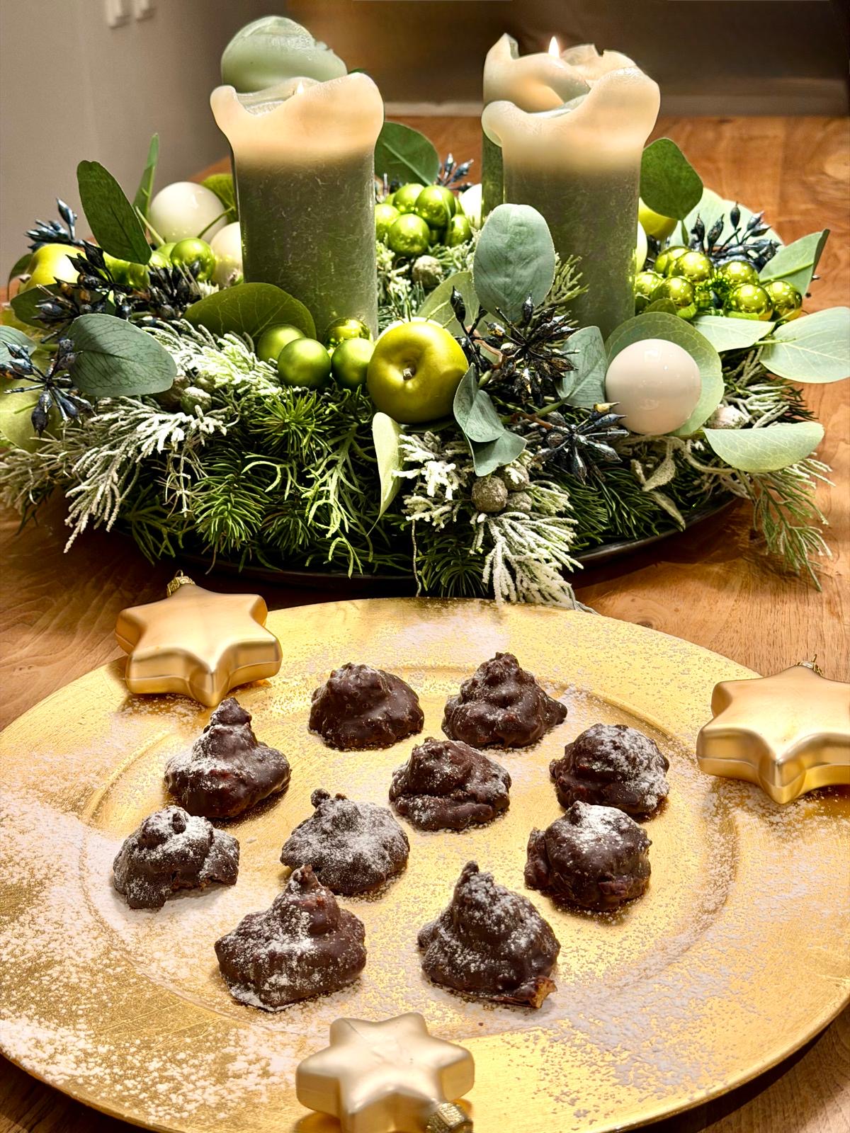 Lebkuchen ohne Mehl und Kristallzucker auf einem goldenen Teller angerichtet. Passt super zur Adventszeit.