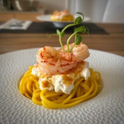 Linguine mit Safran und Garnelen auf Burrata
