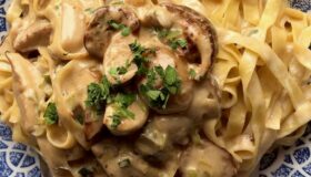 Linguini mit frischen Steinpilzen in einer Sahne-Sauce mit Petersilie garniert.