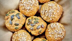 Low Carb Brötchen mit verschiedenen Toppings, gesund und lecker.