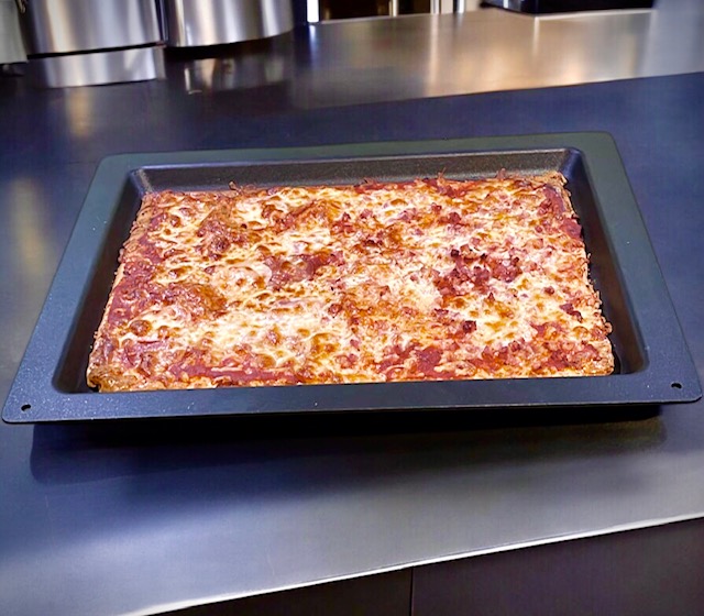 Low Carb Pizza auf dem Premium Guss Backblech von Pfannen Harecker zubereitet, ganz ohne Backpapier.