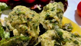 Malfatti in Salbeibutter auf einem hellen Teller angerichtet.